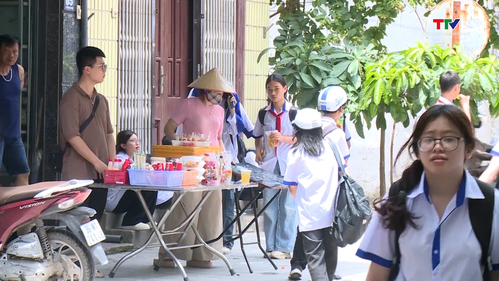 Nguy cơ mất an toàn từ đồ ăn vặt bán ở cổng trường- Ảnh 2. Nguy cơ mất an toàn từ đồ ăn vặt bán ở cổng trường- Ảnh 2.