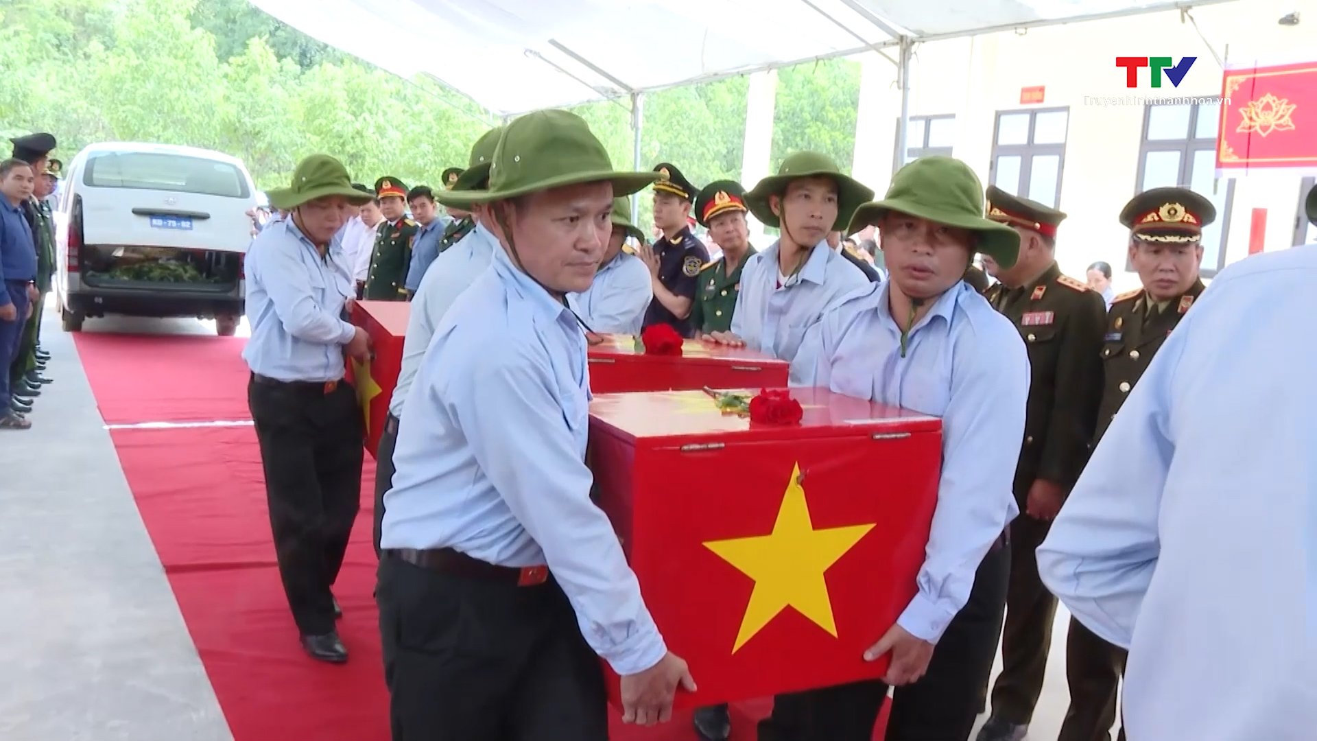 Tiếp nhận và hồi hương 21 hài cốt liệt sỹ về nước an táng- Ảnh 1. Tiếp nhận và hồi hương 21 hài cốt liệt sỹ về nước an táng- Ảnh 1.