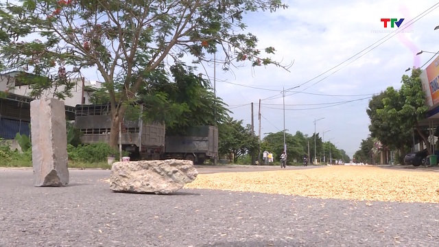 Cần chấn chỉnh tình trạng phơi lúa, rơm rạ trên đường tiềm ẩn nguy cơ mất an toàn giao thông- Ảnh 2. Cần chấn chỉnh tình trạng phơi lúa, rơm rạ trên đường tiềm ẩn nguy cơ mất an toàn giao thông- Ảnh 2.