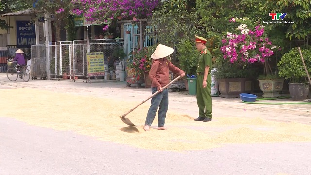 Cần chấn chỉnh tình trạng phơi lúa, rơm rạ trên đường tiềm ẩn nguy cơ mất an toàn giao thông- Ảnh 3. Cần chấn chỉnh tình trạng phơi lúa, rơm rạ trên đường tiềm ẩn nguy cơ mất an toàn giao thông- Ảnh 3.