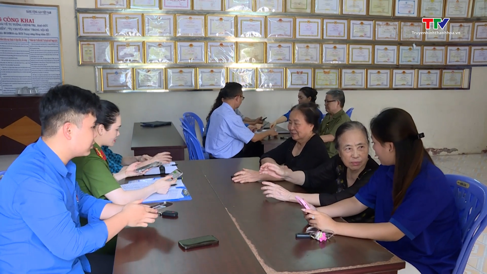 Thanh niên thành phố Thanh Hoá xung kích trong phong trào bình dân học vụ số- Ảnh 3. Thanh niên thành phố Thanh Hoá xung kích trong phong trào bình dân học vụ số- Ảnh 3.