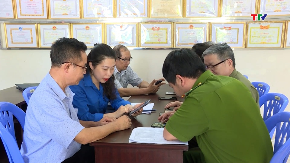Đoàn thanh niên thành phố Thanh Hoá xung kích trong phong trào “bình dân học vụ số”- Ảnh 1.