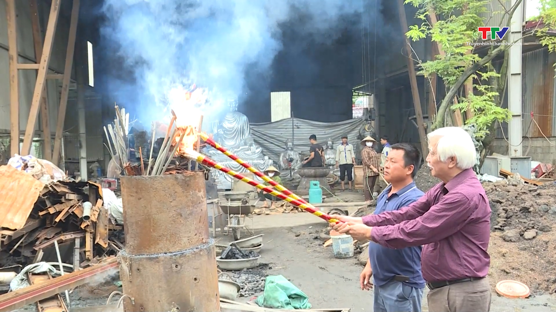Hội Di sản Văn hóa và Cổ vật Thanh Hoa đúc trống đồng tặng tỉnh Cà Mau
- Ảnh 1. Hội Di sản Văn hóa và Cổ vật Thanh Hoa đúc trống đồng tặng tỉnh Cà Mau
- Ảnh 1.