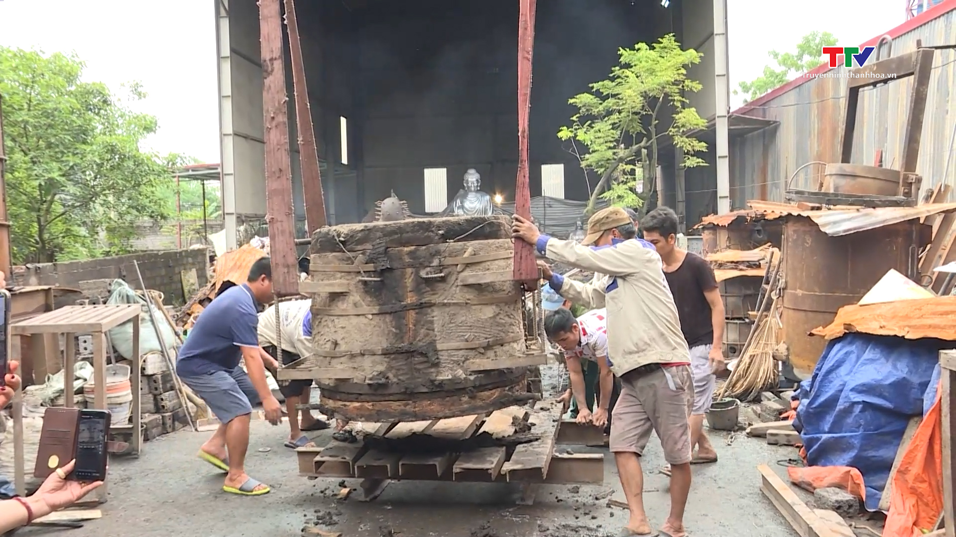 Hội Di sản Văn hóa và Cổ vật Thanh Hoa đúc trống đồng tặng tỉnh Cà Mau
- Ảnh 2. Hội Di sản Văn hóa và Cổ vật Thanh Hoa đúc trống đồng tặng tỉnh Cà Mau
- Ảnh 2.