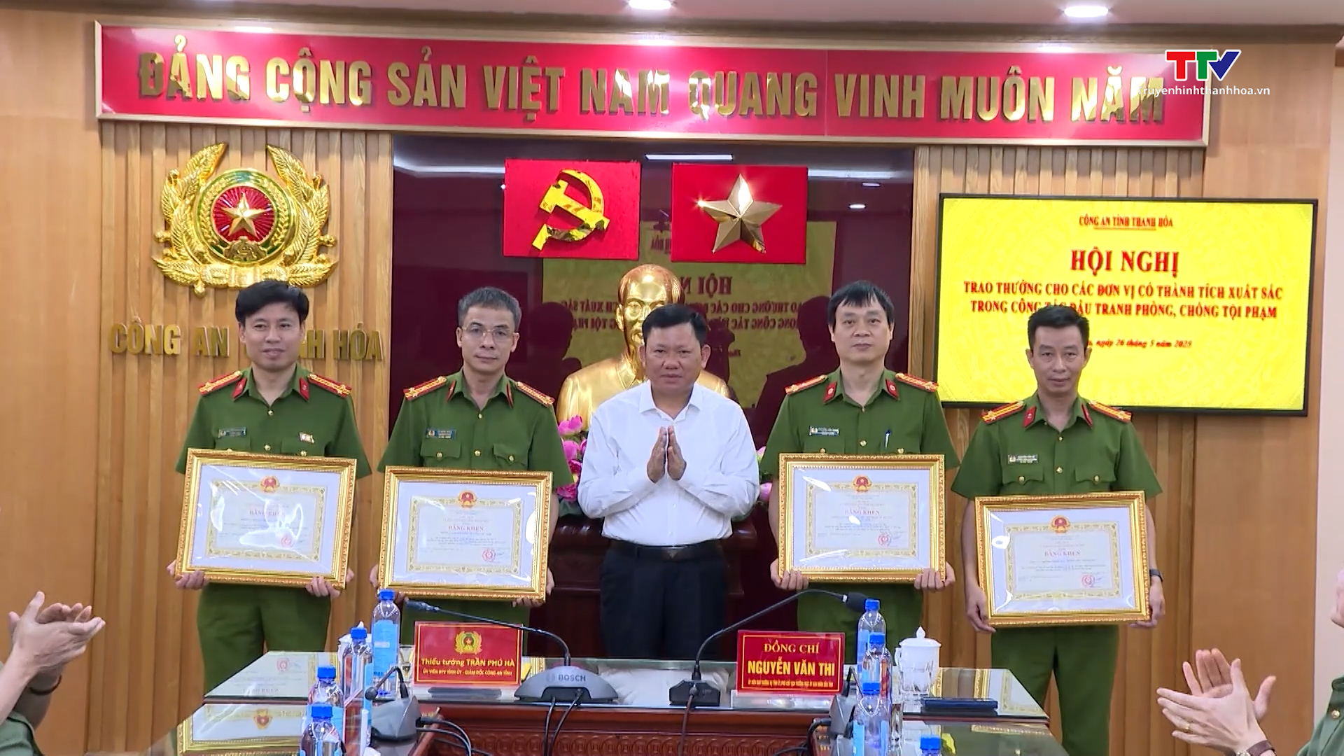 Biểu dương, khen thưởng các tập thể, cá nhân có thành tích xuất sắc trong đấu tranh phòng, chống tội phạm- Ảnh 1. Biểu dương, khen thưởng các tập thể, cá nhân có thành tích xuất sắc trong đấu tranh phòng, chống tội phạm- Ảnh 1.