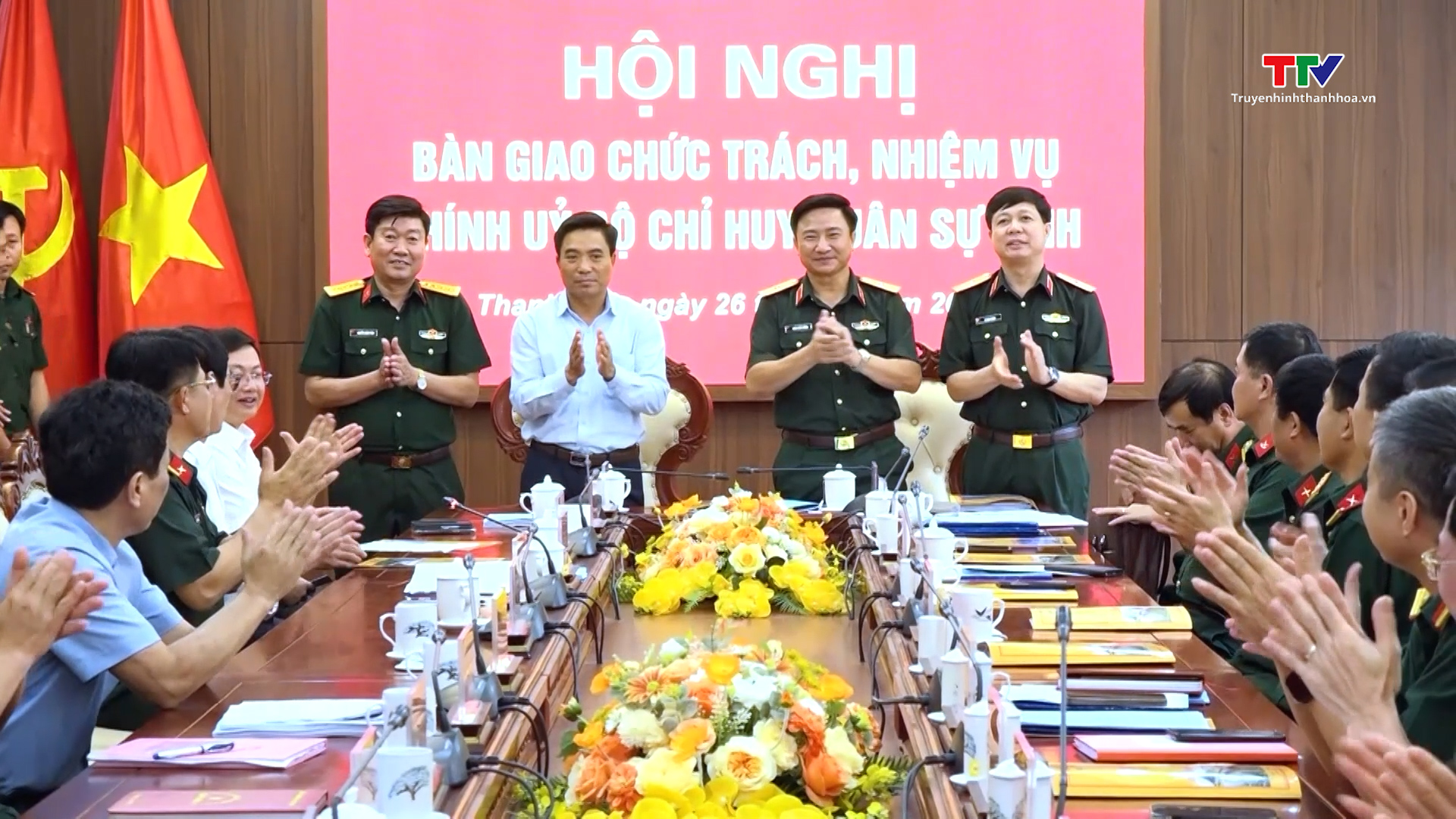 Bàn giao chức trách, nhiệm vụ Chính ủy Bộ Chỉ huy Quân sự tỉnh Thanh Hóa- Ảnh 1.