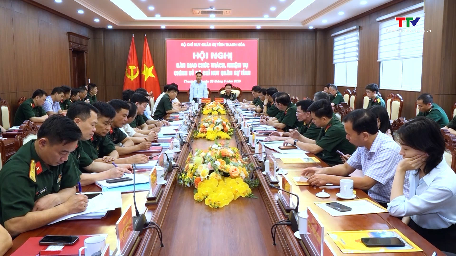 Bàn giao chức trách, nhiệm vụ Chính ủy Bộ Chỉ huy Quân sự tỉnh Thanh Hóa- Ảnh 2.