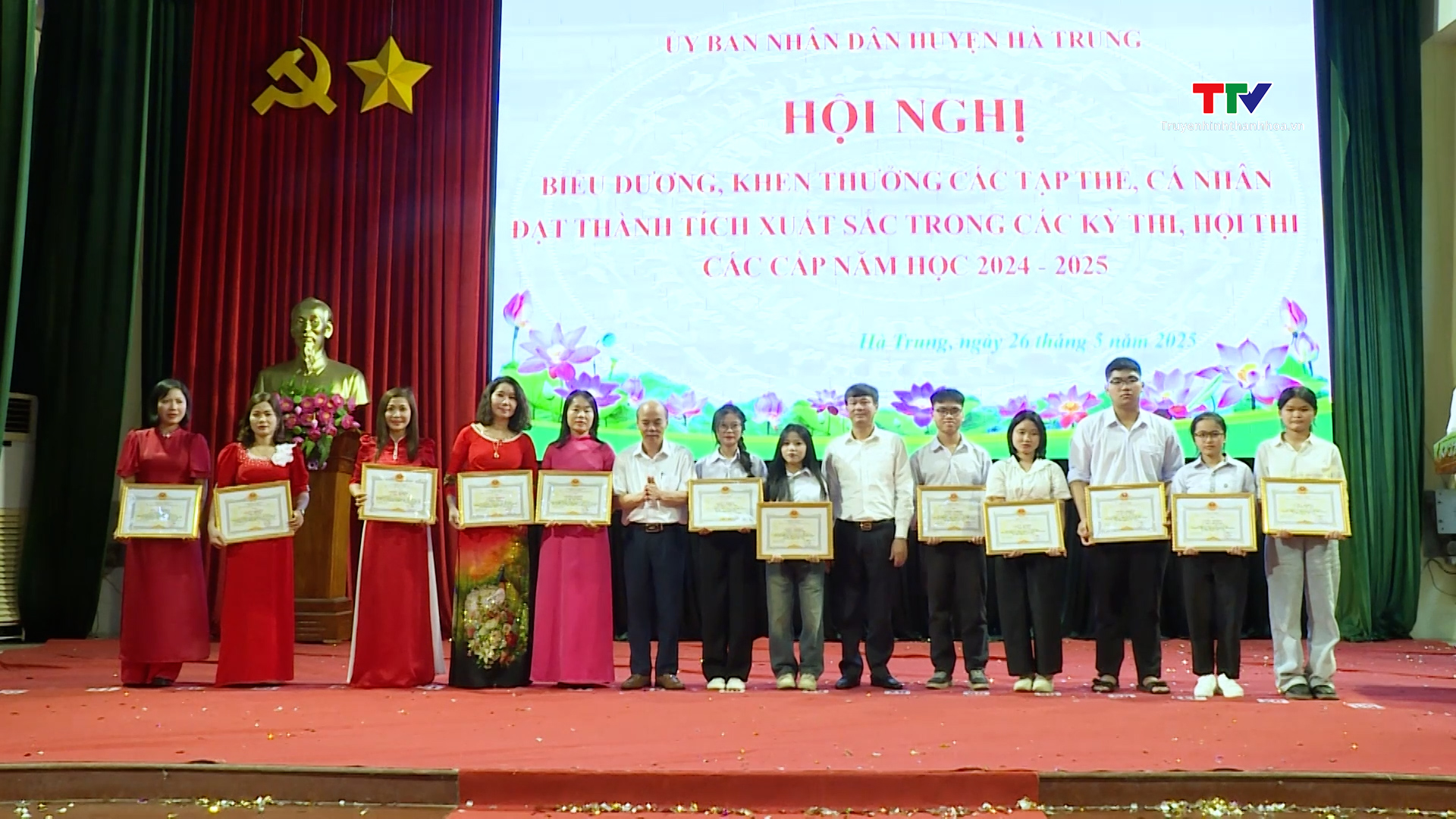 
Hà Trung khen thưởng các tập thể, cá nhân đạt thành tích xuất sắc năm học 2024 - 2025- Ảnh 1.