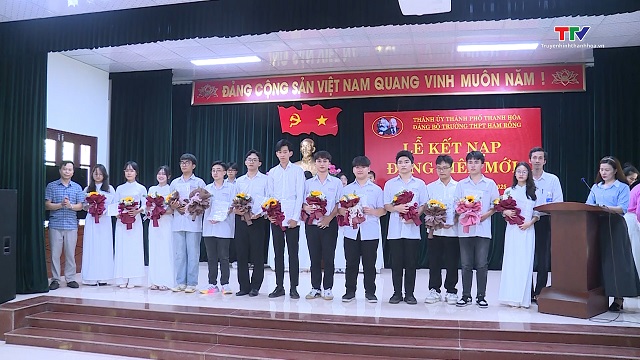 Năm học 2024 - 2025, hơn 200 học sinh THPT của thành phố Thanh Hoá được kết nạp Đảng- Ảnh 1. Năm học 2024 - 2025, hơn 200 học sinh THPT của thành phố Thanh Hoá được kết nạp Đảng- Ảnh 1.