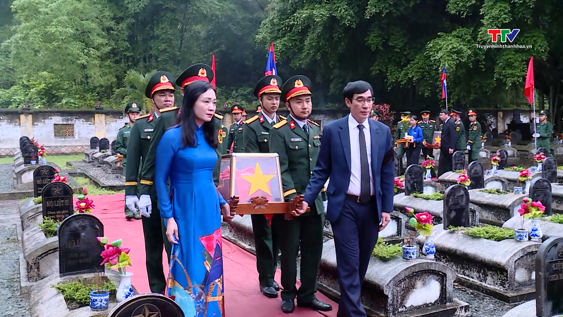 Lễ truy điệu, an táng 21 hài cốt liệt sĩ Việt Nam hy sinh tại Lào- Ảnh 7. Lễ truy điệu, an táng 21 hài cốt liệt sĩ Việt Nam hy sinh tại Lào- Ảnh 7.