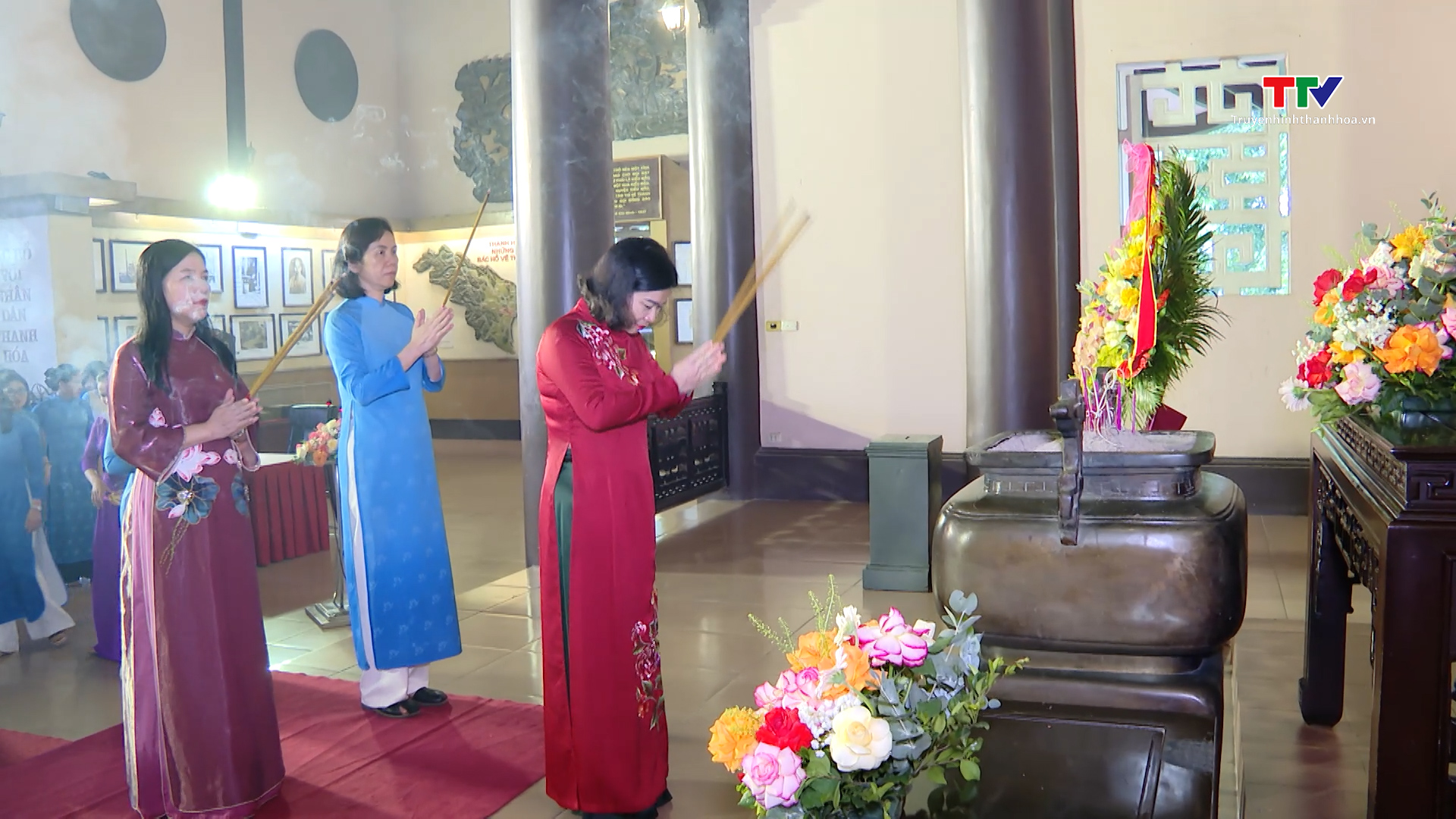 Đoàn công tác Hội Liên hiệp Phụ nữ Việt Nam dâng hương tri ân Bà Triệu, Chủ tịch Hồ Chí Minh, Mẹ Việt Nam anh hùng và các anh hùng liệt sĩ - Ảnh 2. Đoàn công tác Hội Liên hiệp Phụ nữ Việt Nam dâng hương tri ân Bà Triệu, Chủ tịch Hồ Chí Minh, Mẹ Việt Nam anh hùng và các anh hùng liệt sĩ - Ảnh 2.
