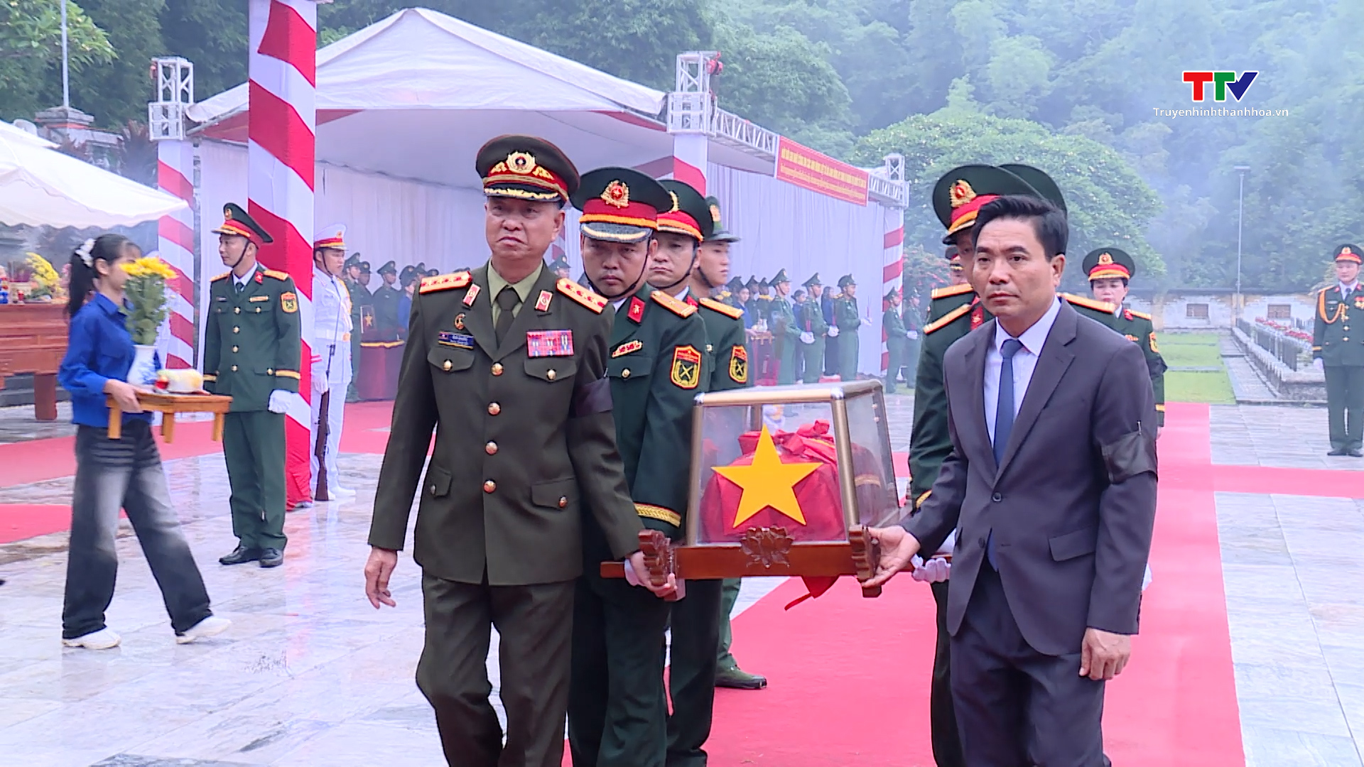 Lễ truy điệu, an táng 21 hài cốt liệt sĩ Việt Nam hy sinh tại Lào- Ảnh 5. Lễ truy điệu, an táng 21 hài cốt liệt sĩ Việt Nam hy sinh tại Lào- Ảnh 5.