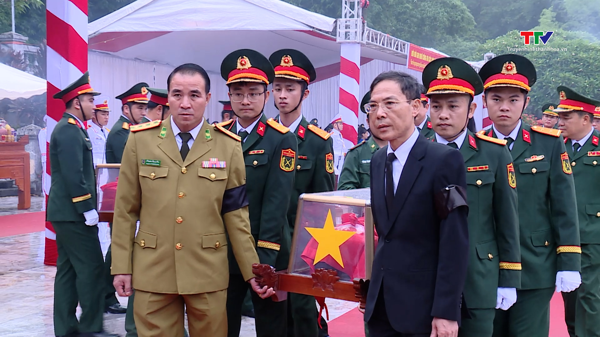 Lễ truy điệu, an táng 21 hài cốt liệt sĩ Việt Nam hy sinh tại Lào- Ảnh 6. Lễ truy điệu, an táng 21 hài cốt liệt sĩ Việt Nam hy sinh tại Lào- Ảnh 6.
