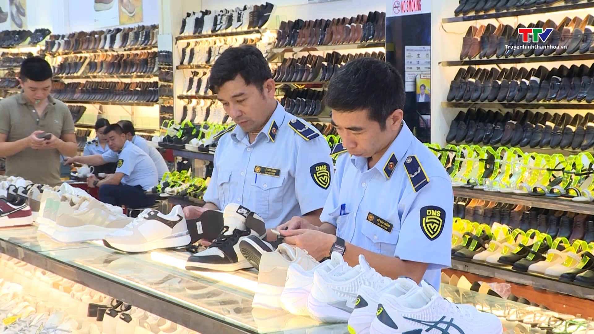 Phát hiện cửa hàng kinh doanh hàng giả mạo các thương hiệu lớn tại thành phố Thanh Hóa- Ảnh 1. Phát hiện cửa hàng kinh doanh hàng giả mạo các thương hiệu lớn tại thành phố Thanh Hóa- Ảnh 1.