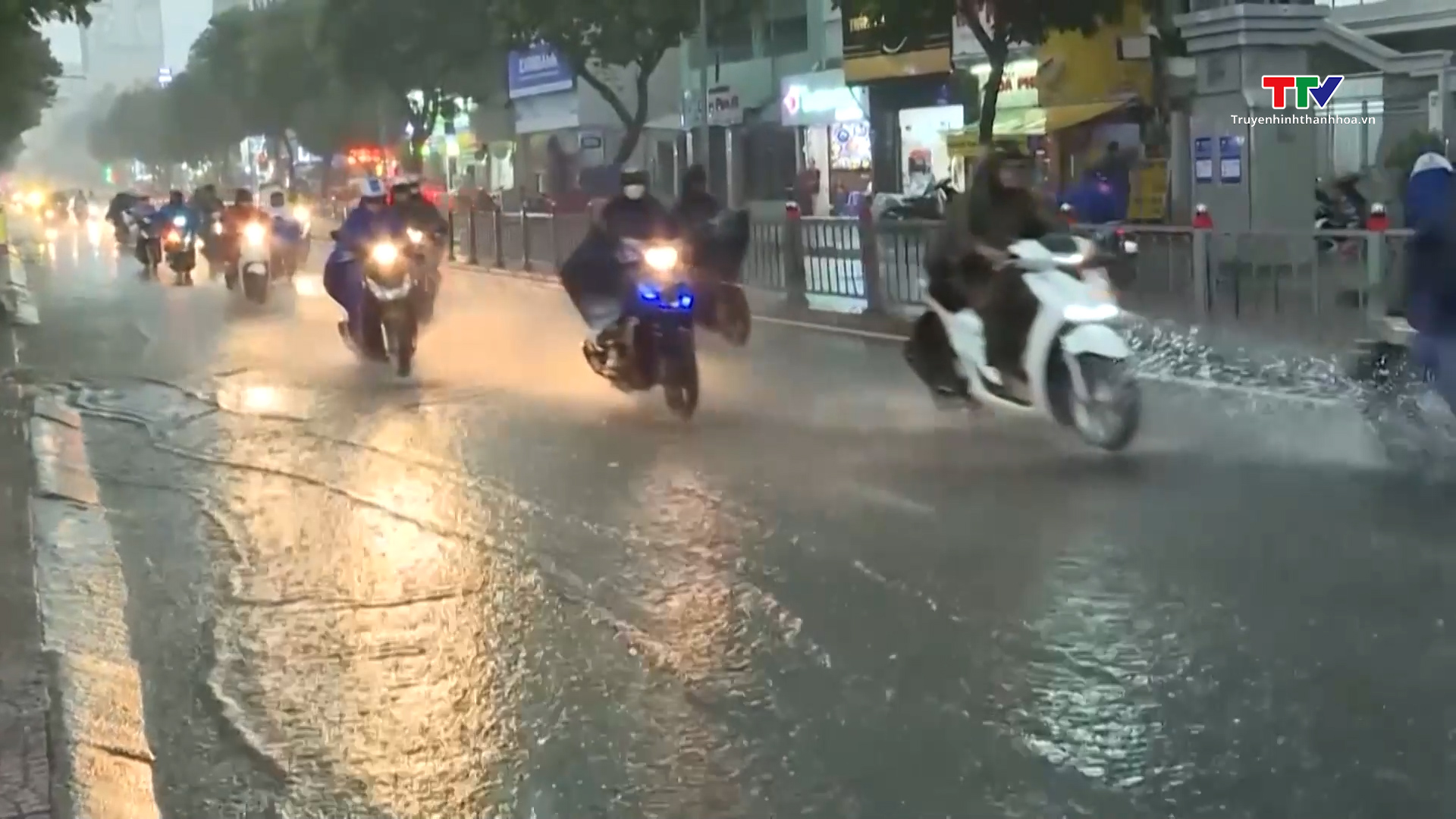 Cảnh báo mưa lớn cục bộ, lốc, gió giật mạnh khu vực Bắc Bộ và Thanh Hóa- Ảnh 1. Cảnh báo mưa lớn cục bộ, lốc, gió giật mạnh khu vực Bắc Bộ và Thanh Hóa- Ảnh 1.