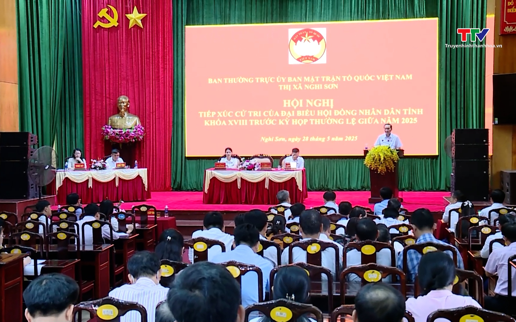 Chủ tịch UBND tỉnh Đỗ Minh Tuấn  tiếp xúc cử tri thị xã Nghi Sơn