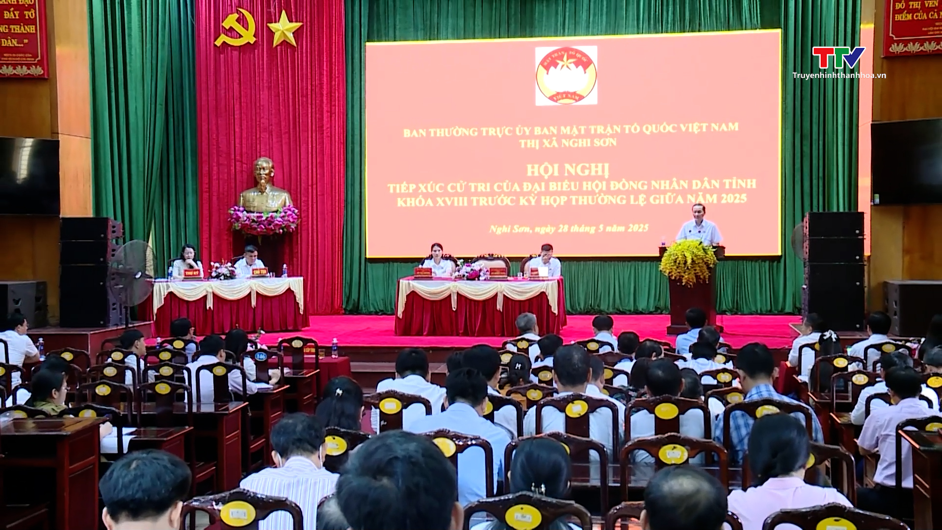 Chủ tịch UBND tỉnh Đỗ Minh Tuấn tiếp xúc cử tri thị xã Nghi Sơn- Ảnh 1. Chủ tịch UBND tỉnh Đỗ Minh Tuấn tiếp xúc cử tri thị xã Nghi Sơn- Ảnh 1.