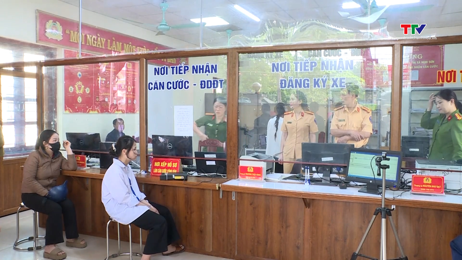 Tiếp nhận hơn 13.000 hồ sơ cấp đổi, cấp lại giấy phép lái xe- Ảnh 1. Tiếp nhận hơn 13.000 hồ sơ cấp đổi, cấp lại giấy phép lái xe- Ảnh 1.