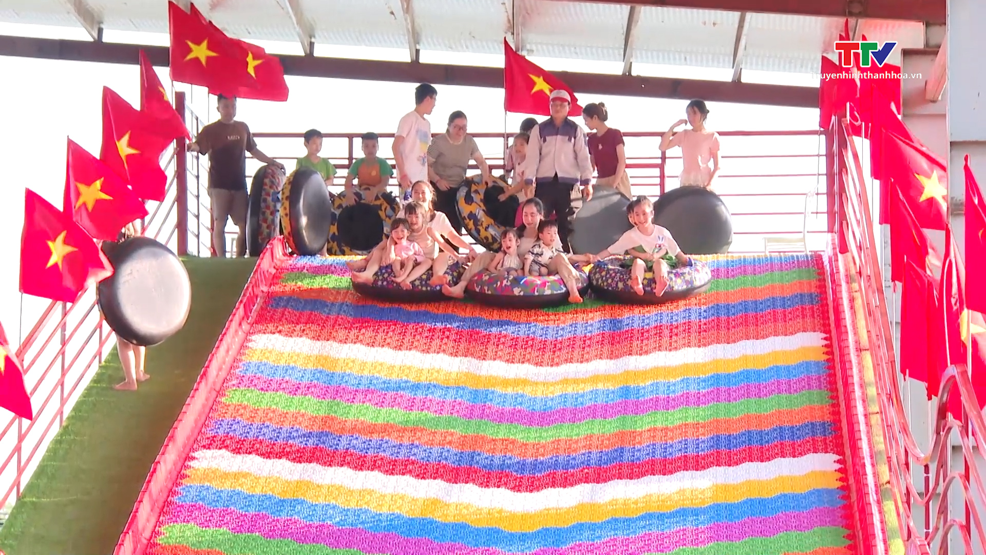 Các điểm đến tại thành phố thu hút đông đảo du khách dịp nghỉ lễ- Ảnh 2. Các điểm đến tại thành phố thu hút đông đảo du khách dịp nghỉ lễ- Ảnh 2.