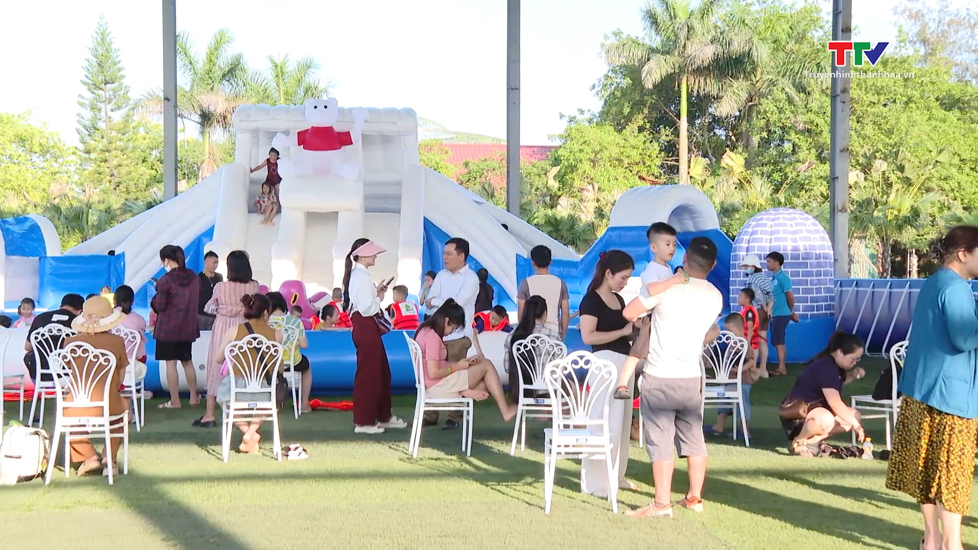 Các điểm đến tại thành phố thu hút đông đảo du khách dịp nghỉ lễ- Ảnh 1. Các điểm đến tại thành phố thu hút đông đảo du khách dịp nghỉ lễ- Ảnh 1.