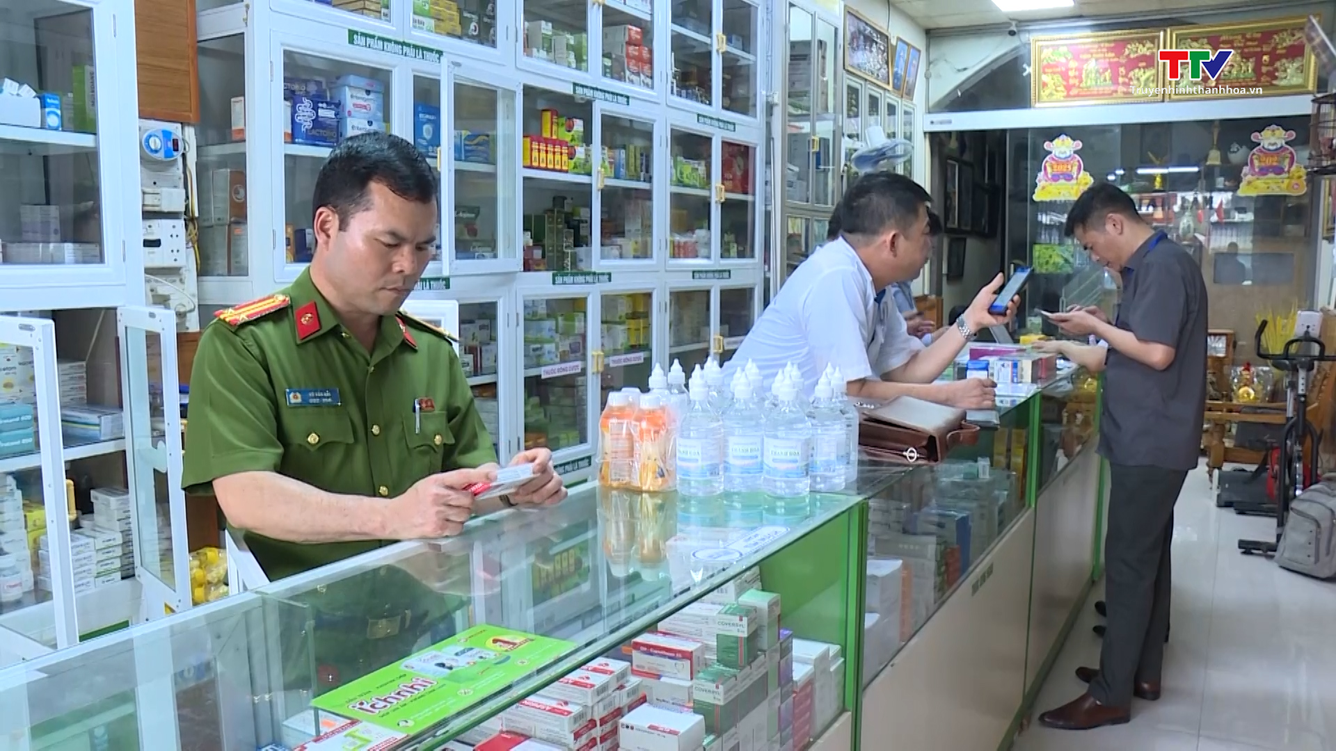 Kiểm tra thực hiện các quy định pháp luật về kinh doanh thuốc, mỹ phẩm, thực phẩm bảo vệ sức khoẻ- Ảnh 4. Kiểm tra thực hiện các quy định pháp luật về kinh doanh thuốc, mỹ phẩm, thực phẩm bảo vệ sức khoẻ- Ảnh 4.