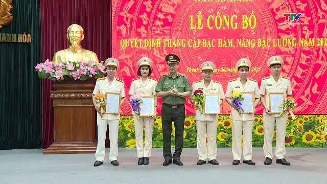 Công an tỉnh Thanh Hóa công bố Quyết định nghỉ hưu và thăng cấp bậc hàm năm 2025- Ảnh 1. Công an tỉnh Thanh Hóa công bố Quyết định nghỉ hưu và thăng cấp bậc hàm năm 2025- Ảnh 1.