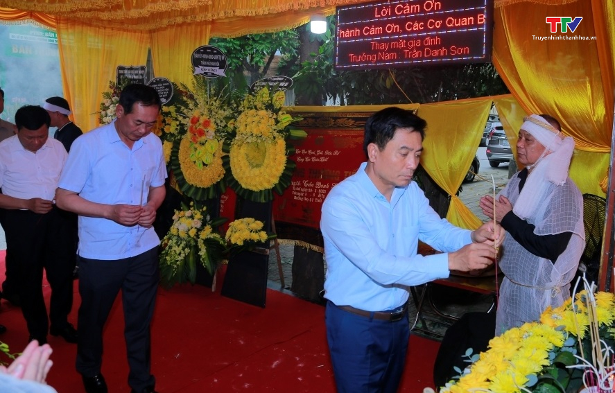 Các đồng chí lãnh đạo tỉnh viếng đồng chí Trần Đình Lăng- Ảnh 1. Các đồng chí lãnh đạo tỉnh viếng đồng chí Trần Đình Lăng- Ảnh 1.