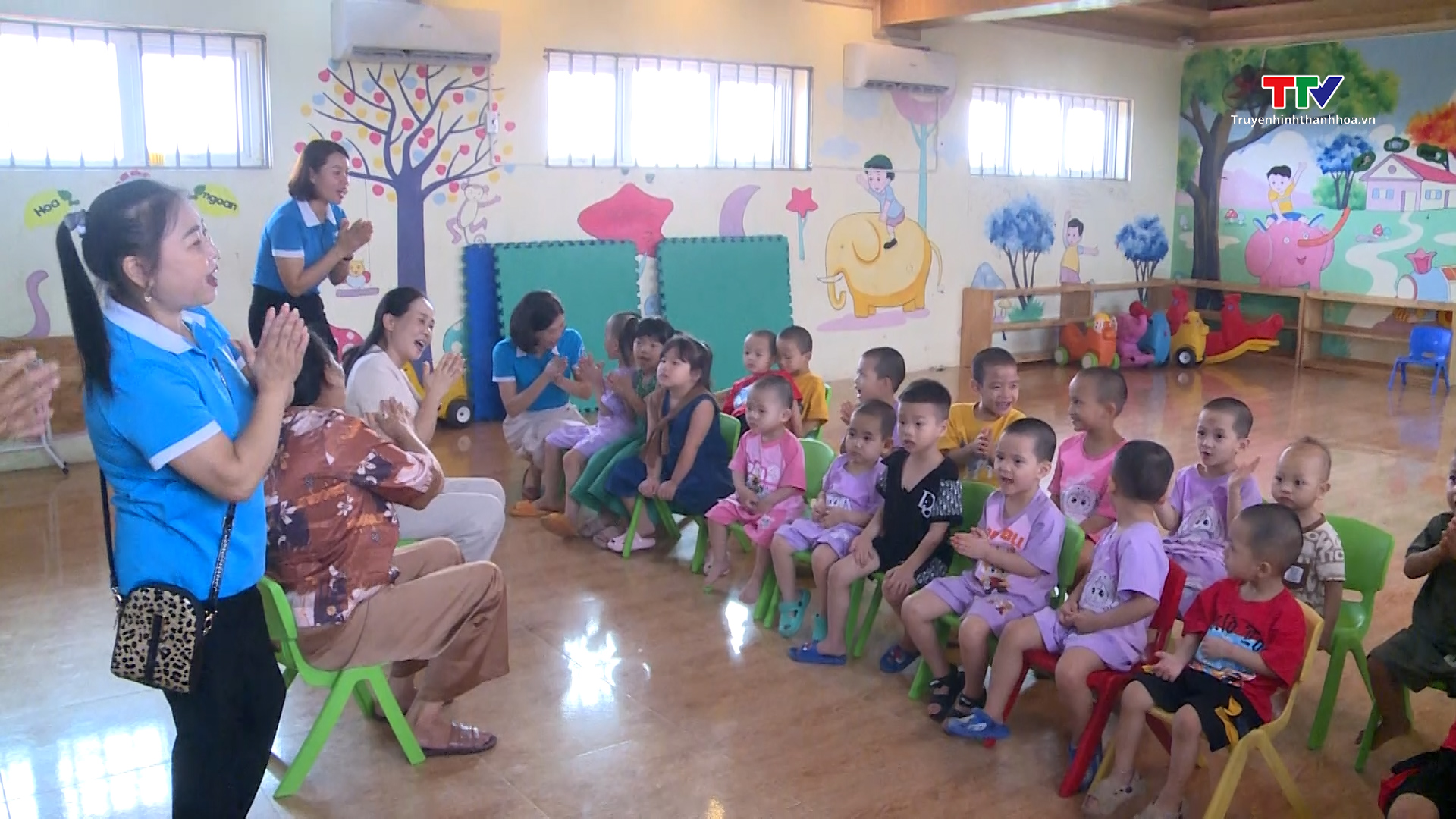 Hội Liên hiệp phụ nữ tỉnh tặng quà trẻ mồ côi nhân dịp Tết Thiếu nhi - Ảnh 1. Hội Liên hiệp phụ nữ tỉnh tặng quà trẻ mồ côi nhân dịp Tết Thiếu nhi - Ảnh 1.