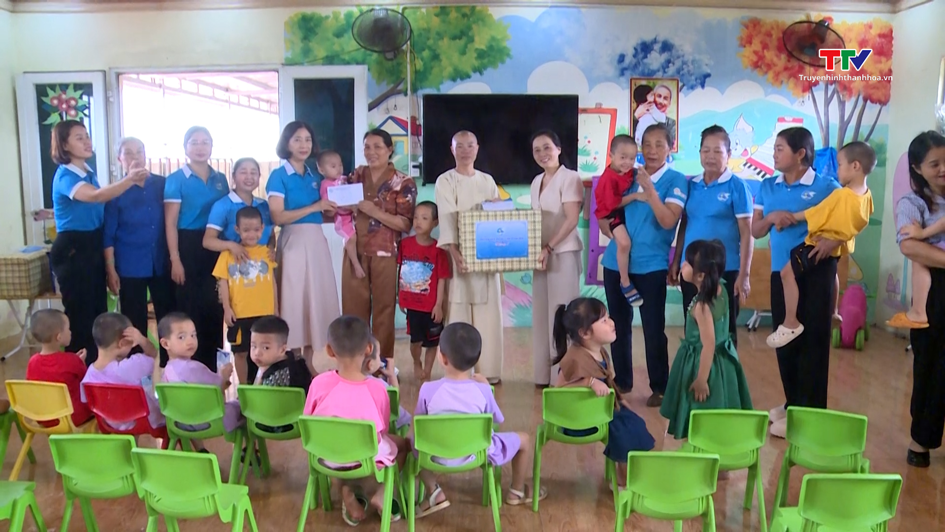 Hội Liên hiệp phụ nữ tỉnh tặng quà trẻ mồ côi nhân dịp Tết Thiếu nhi - Ảnh 2. Hội Liên hiệp phụ nữ tỉnh tặng quà trẻ mồ côi nhân dịp Tết Thiếu nhi - Ảnh 2.