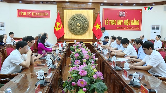 Trao tặng Huy hiệu Đảng cho các đồng chí lãnh đạo, nguyên lãnh đạo tỉnh- Ảnh 2. Trao tặng Huy hiệu Đảng cho các đồng chí lãnh đạo, nguyên lãnh đạo tỉnh- Ảnh 2.
