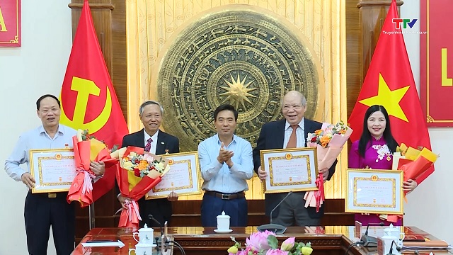 Trao tặng Huy hiệu Đảng cho các đồng chí lãnh đạo, nguyên lãnh đạo tỉnh- Ảnh 1. Trao tặng Huy hiệu Đảng cho các đồng chí lãnh đạo, nguyên lãnh đạo tỉnh- Ảnh 1.