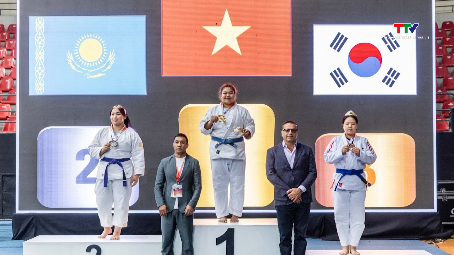 Nữ võ sĩ Jujitsu tỏa sáng trong màu áo đội tuyển Việt Nam tại Giải vô địch châu Á 2025- Ảnh 1.