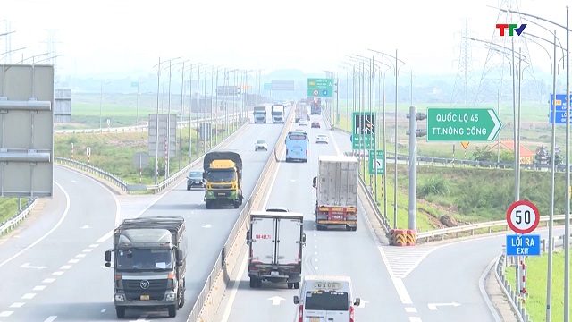 Cẩn trọng khi lái xe trên cao tốc dịp nghỉ lễ- Ảnh 1. Cẩn trọng khi lái xe trên cao tốc dịp nghỉ lễ- Ảnh 1.