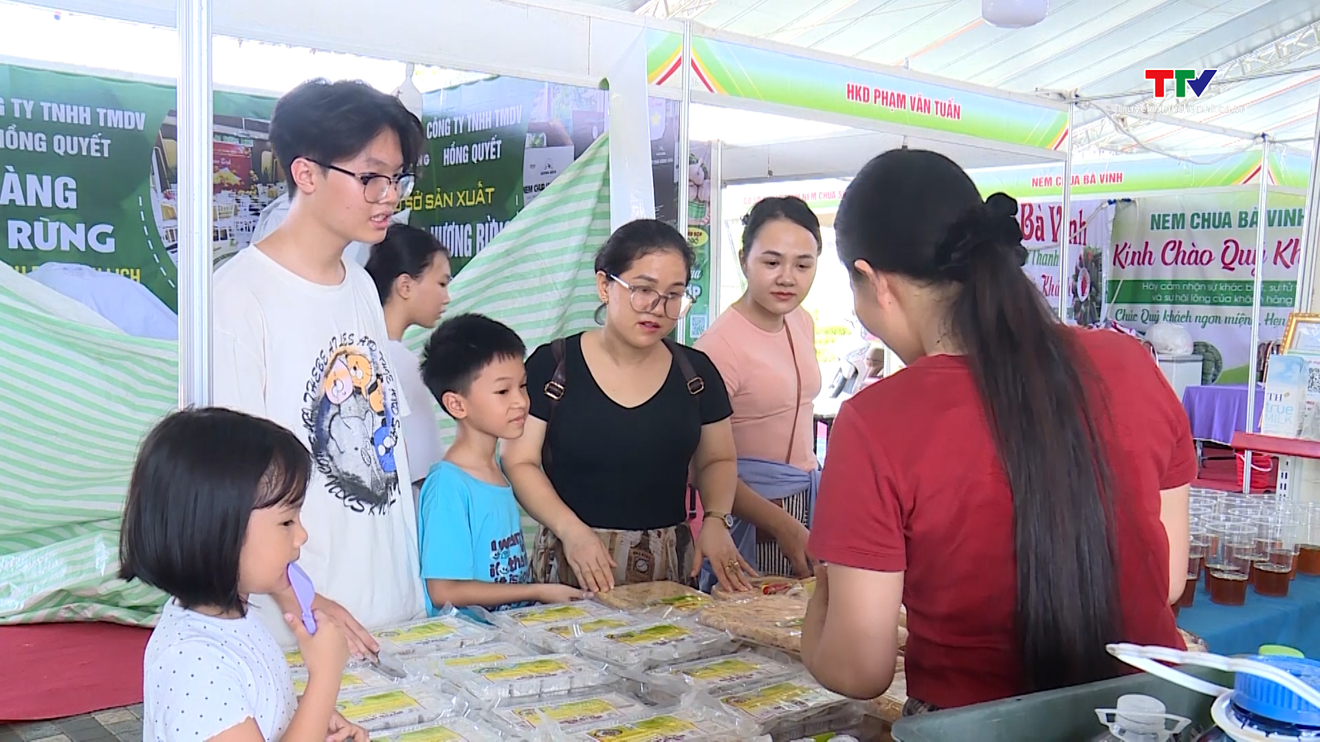 Sản phẩm OCOP Thanh Hóa tiêu thụ mạnh trong dịp nghỉ lễ- Ảnh 1. Sản phẩm OCOP Thanh Hóa tiêu thụ mạnh trong dịp nghỉ lễ- Ảnh 1.