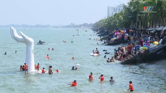 Thanh Hóa đón gần 1,6 triệu lượt khách dịp nghỉ lễ 30/4 - 1/5- Ảnh 2. Thanh Hóa đón gần 1,6 triệu lượt khách dịp nghỉ lễ 30/4 - 1/5- Ảnh 2.