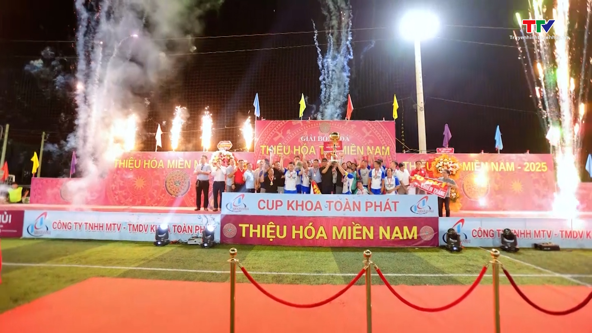 Sôi động và đầy cảm xúc trong ngày bế mạc Giải bóng đá Thiệu Hoá tại miền Nam năm 2025- Ảnh 4. Sôi động và đầy cảm xúc trong ngày bế mạc Giải bóng đá Thiệu Hoá tại miền Nam năm 2025- Ảnh 4.