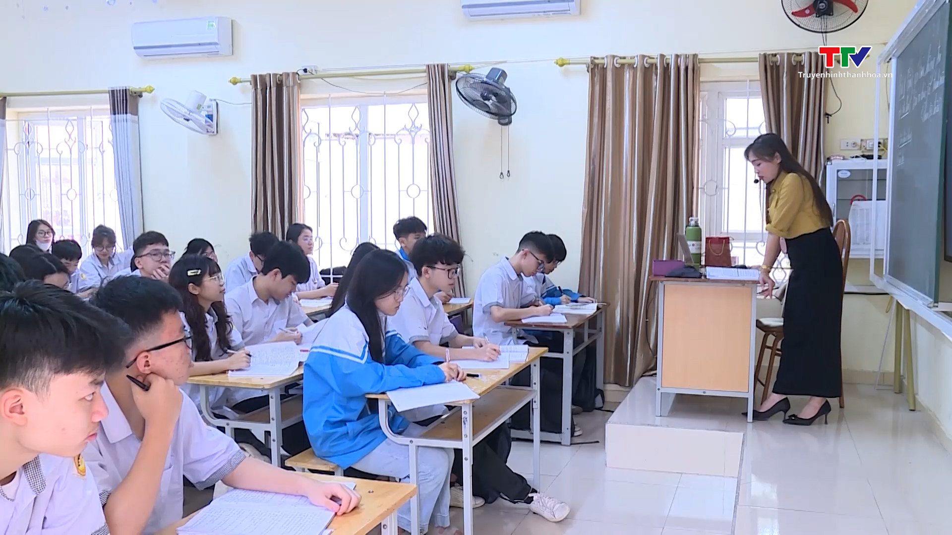 Khoảng 60.000 biên chế giáo viên được giao nhưng chưa tuyển dụng- Ảnh 1. Khoảng 60.000 biên chế giáo viên được giao nhưng chưa tuyển dụng- Ảnh 1.