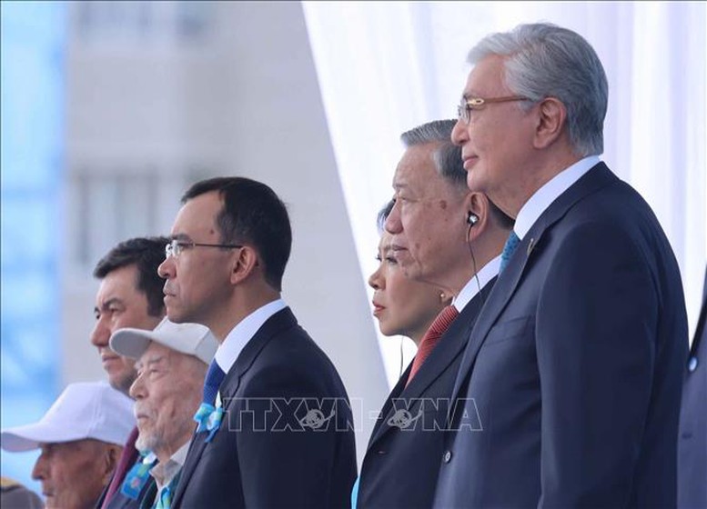 Tổng Bí thư Tô Lâm dự Lễ duyệt binh Kỷ niệm 80 năm Ngày Chiến thắng phát xít tại Kazakhstan- Ảnh 1. Tổng Bí thư Tô Lâm dự Lễ duyệt binh Kỷ niệm 80 năm Ngày Chiến thắng phát xít tại Kazakhstan- Ảnh 1.