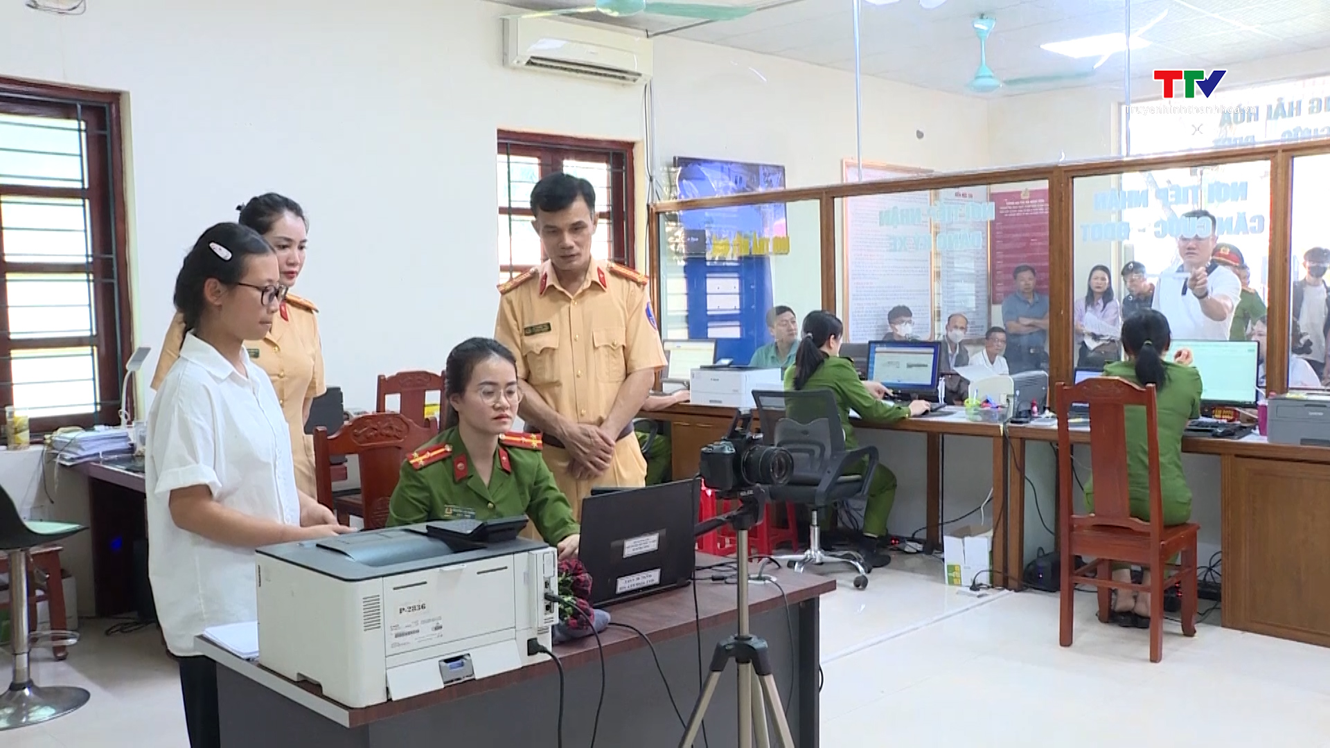 Công an xã, phường Thanh Hóa tiếp nhận gần 1.300 hồ sơ cấp đổi giấp phép lái xe
- Ảnh 3. Công an xã, phường Thanh Hóa tiếp nhận gần 1.300 hồ sơ cấp đổi giấp phép lái xe
- Ảnh 3.