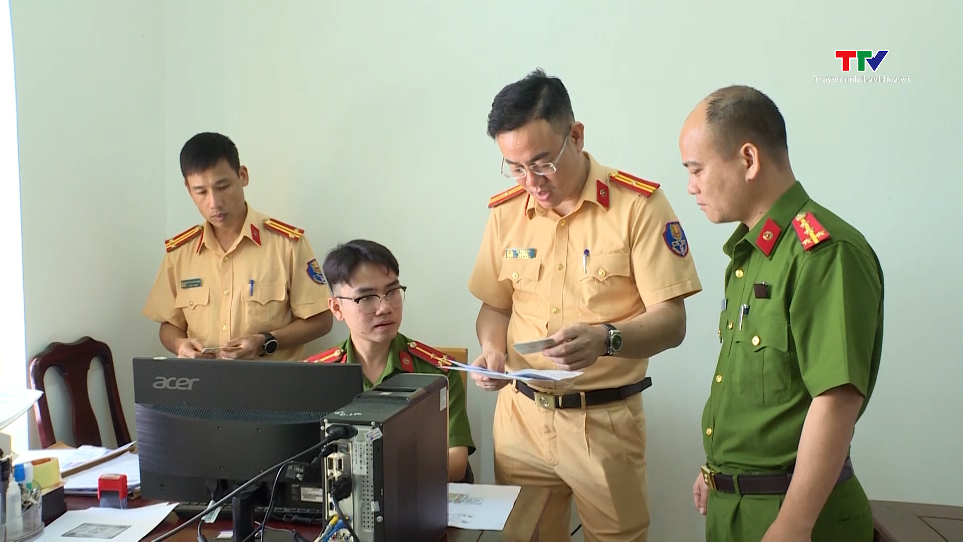 Công an xã, phường Thanh Hóa tiếp nhận gần 1.300 hồ sơ cấp đổi giấp phép lái xe
- Ảnh 1. Công an xã, phường Thanh Hóa tiếp nhận gần 1.300 hồ sơ cấp đổi giấp phép lái xe
- Ảnh 1.