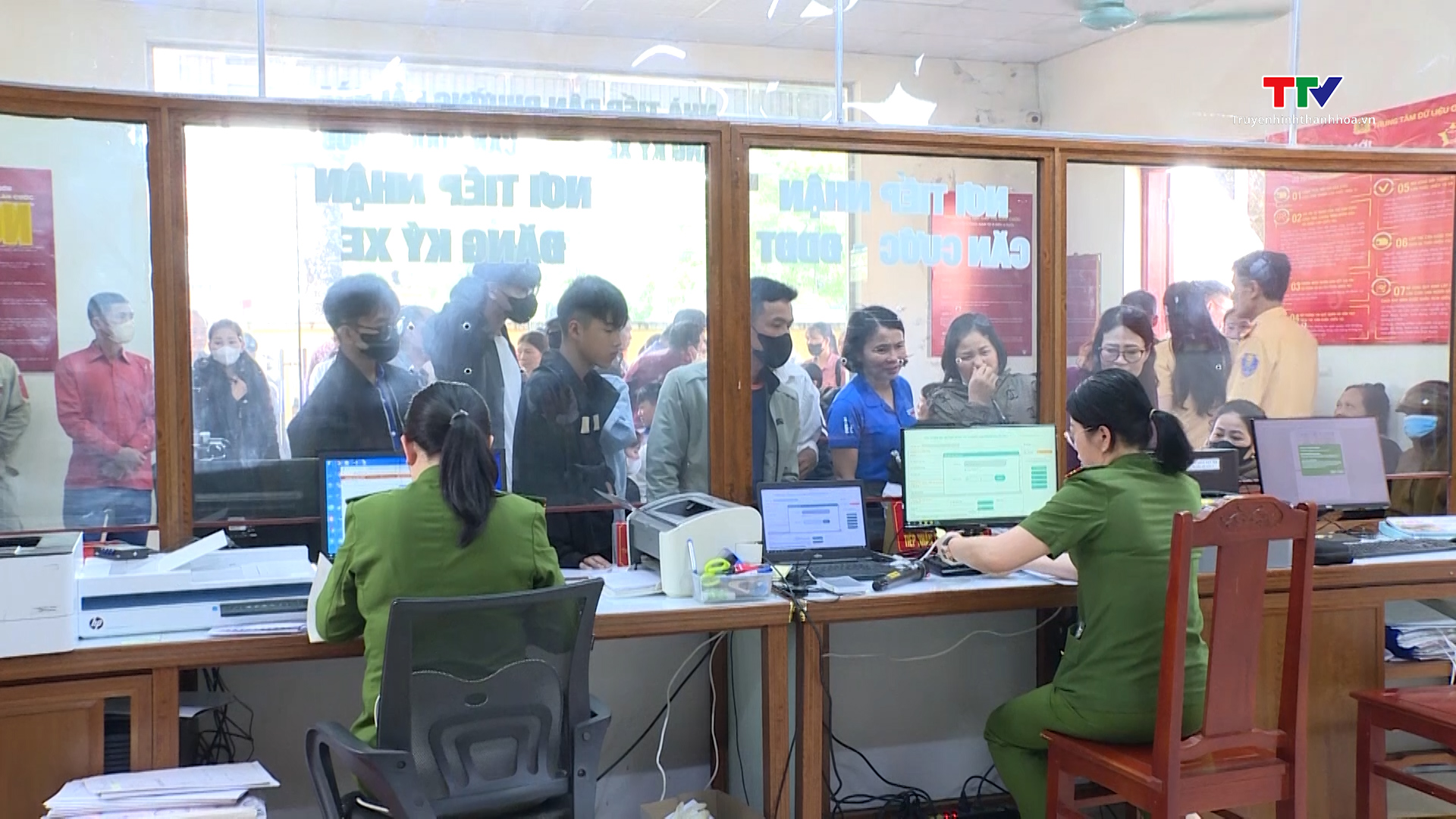 Công an xã, phường Thanh Hóa tiếp nhận gần 1.300 hồ sơ cấp đổi giấp phép lái xe
- Ảnh 5. Công an xã, phường Thanh Hóa tiếp nhận gần 1.300 hồ sơ cấp đổi giấp phép lái xe
- Ảnh 5.
