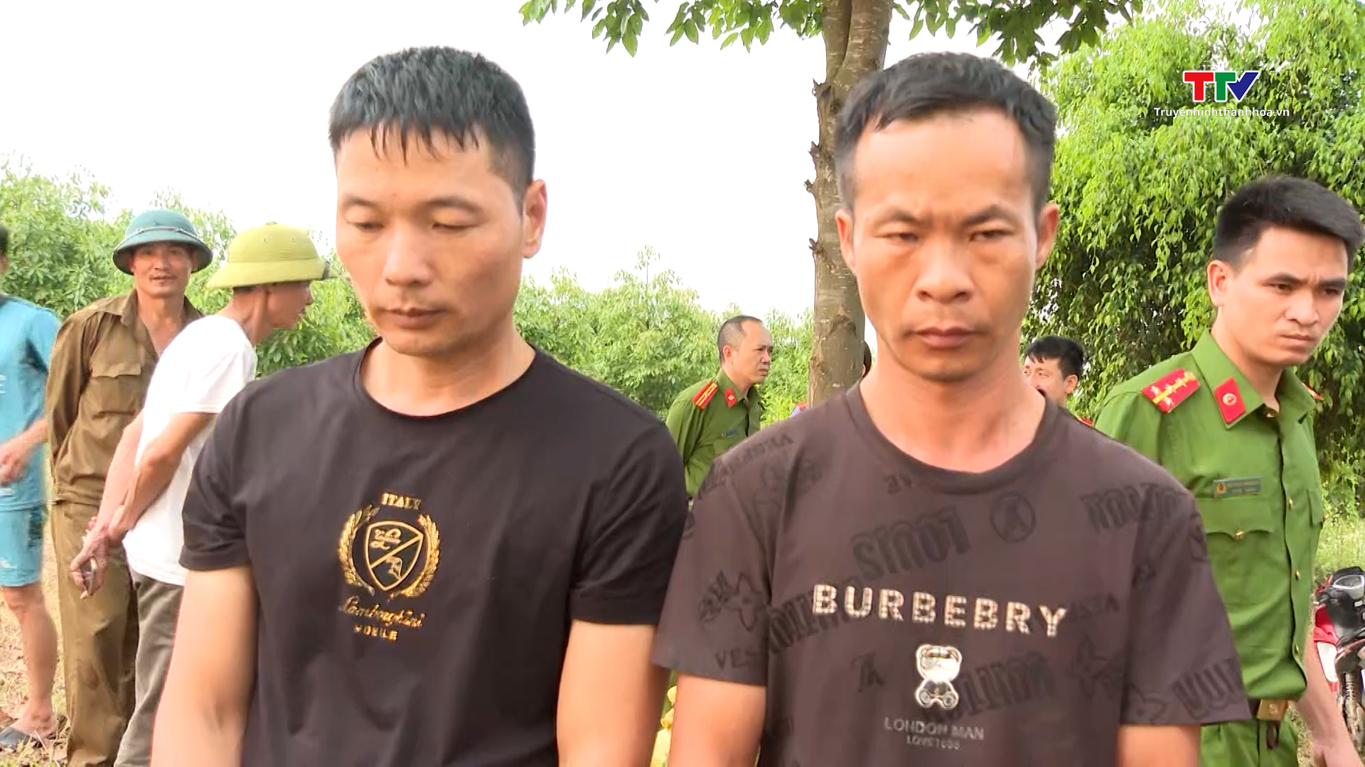 Bắt 2 người nước ngoài xâm hại lăng mộ vua Lê Túc Tông- Ảnh 1. Bắt 2 người nước ngoài xâm hại lăng mộ vua Lê Túc Tông- Ảnh 1.