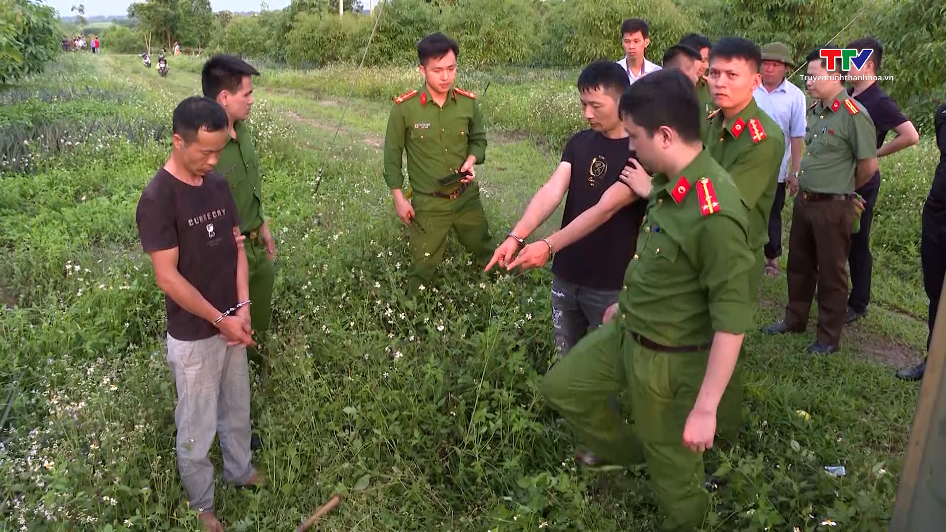 Bắt 2 người nước ngoài xâm hại lăng mộ vua Lê Túc Tông- Ảnh 2. Bắt 2 người nước ngoài xâm hại lăng mộ vua Lê Túc Tông- Ảnh 2.