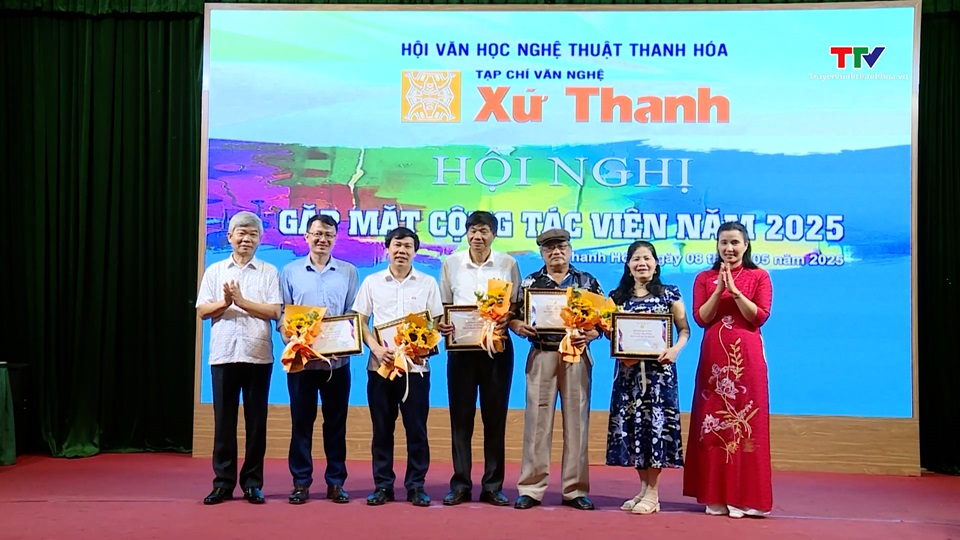 Tạp chí Văn nghệ Xứ Thanh gặp mặt cộng tác viên năm 2025- Ảnh 1. Tạp chí Văn nghệ Xứ Thanh gặp mặt cộng tác viên năm 2025- Ảnh 1.