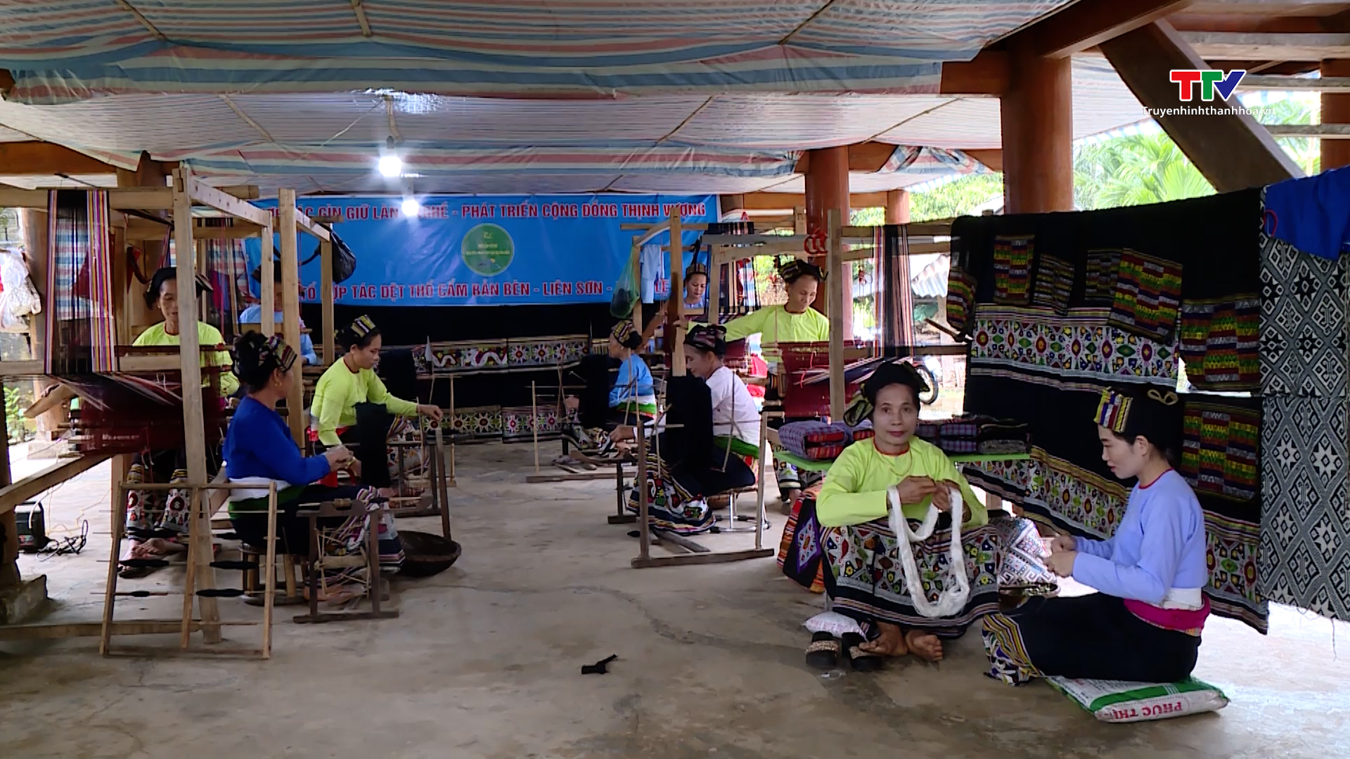 Người phụ nữ giữ lửa văn hóa Thái ở vùng cao Thường Xuân- Ảnh 1. Người phụ nữ giữ lửa văn hóa Thái ở vùng cao Thường Xuân- Ảnh 1.