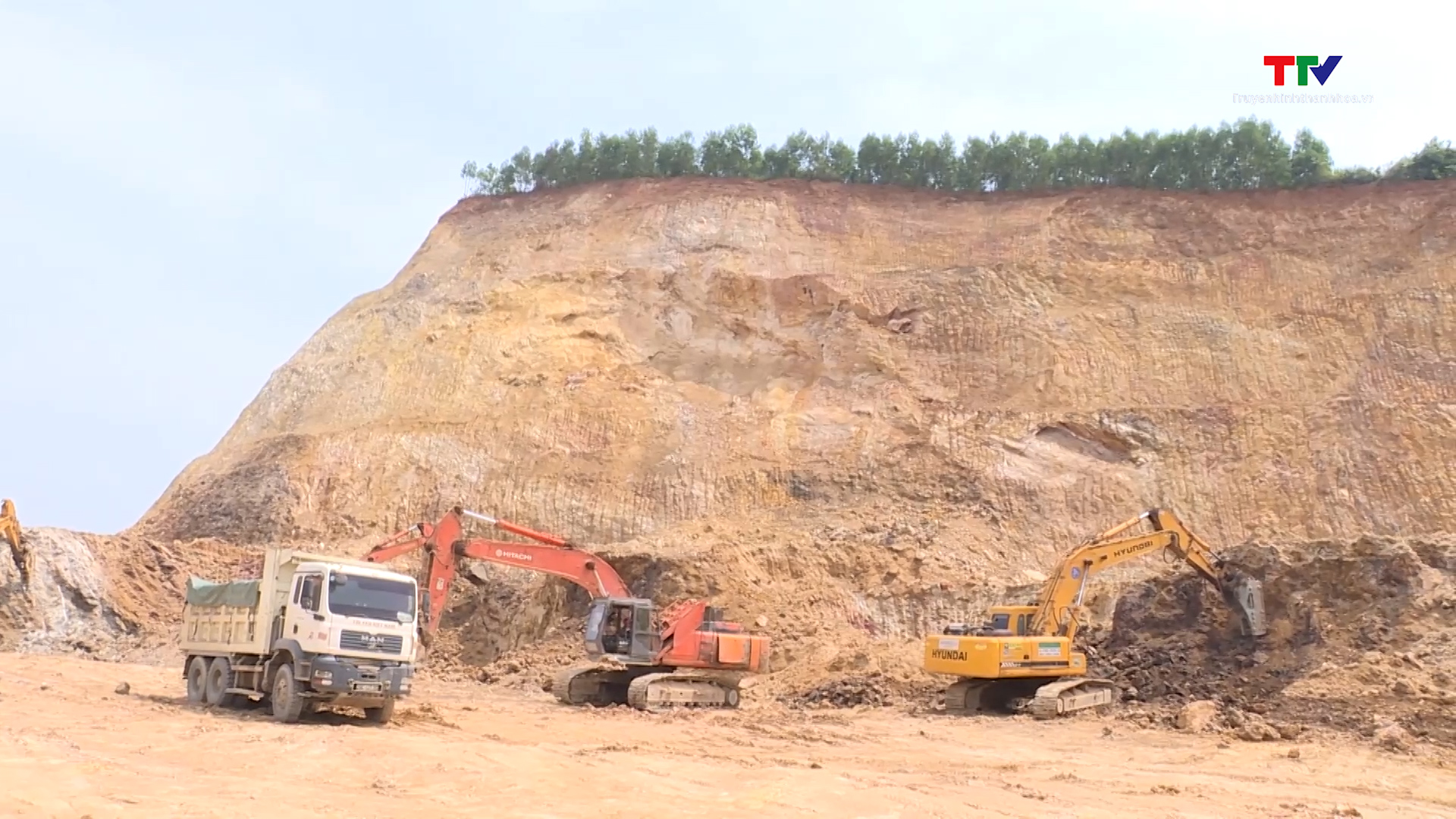 Siết chặt kiểm soát tải trọng phương tiện ngay từ đầu mỏ khai thác- Ảnh 3. Siết chặt kiểm soát tải trọng phương tiện ngay từ đầu mỏ khai thác- Ảnh 3.