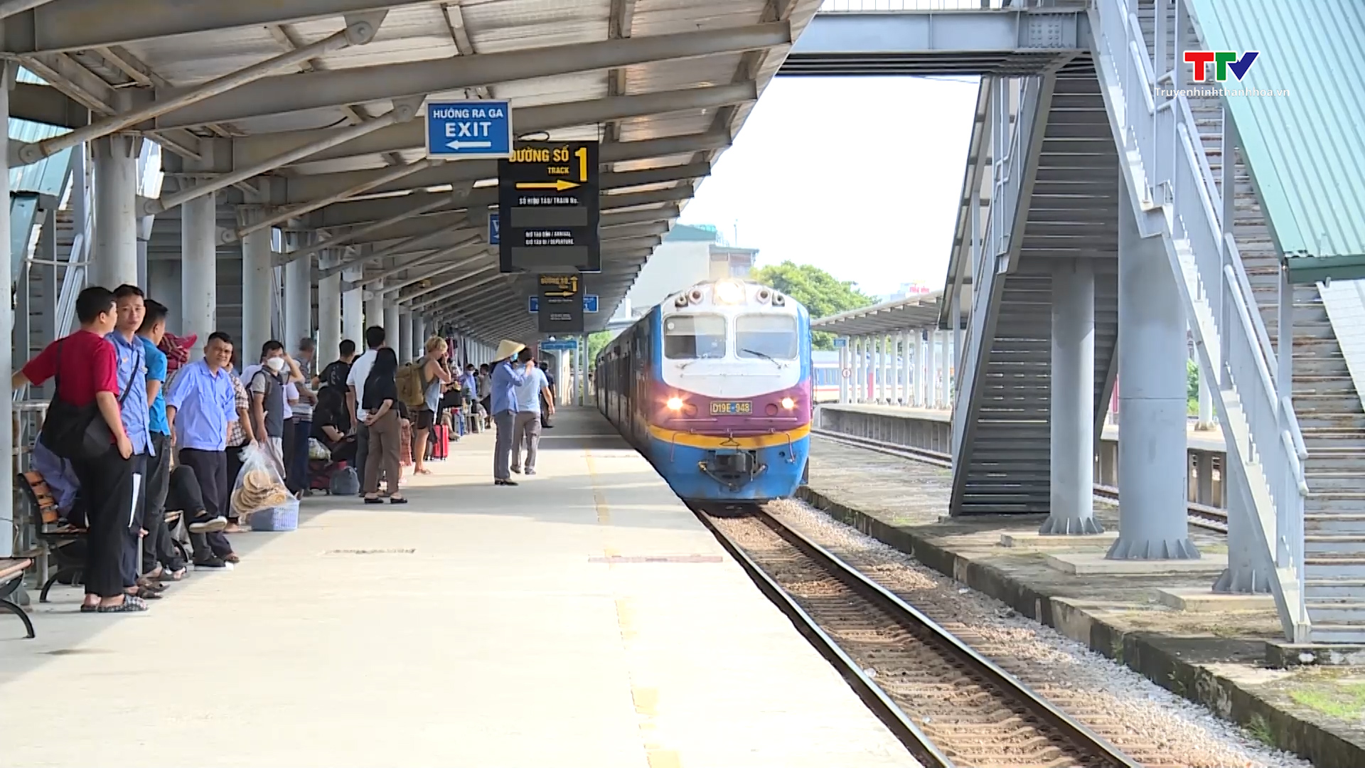 Đường sắt chạy thêm nhiều tàu tuyến Bắc - Nam dịp hè, giảm giá vé hấp dẫn- Ảnh 1. Đường sắt chạy thêm nhiều tàu tuyến Bắc - Nam dịp hè, giảm giá vé hấp dẫn- Ảnh 1.
