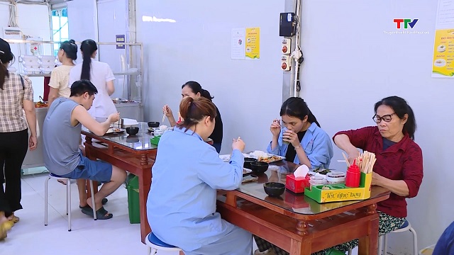 Cần siết chặt an toàn thực phẩm trong căng tin bệnh viện- Ảnh 9. Cần siết chặt an toàn thực phẩm trong căng tin bệnh viện- Ảnh 9.