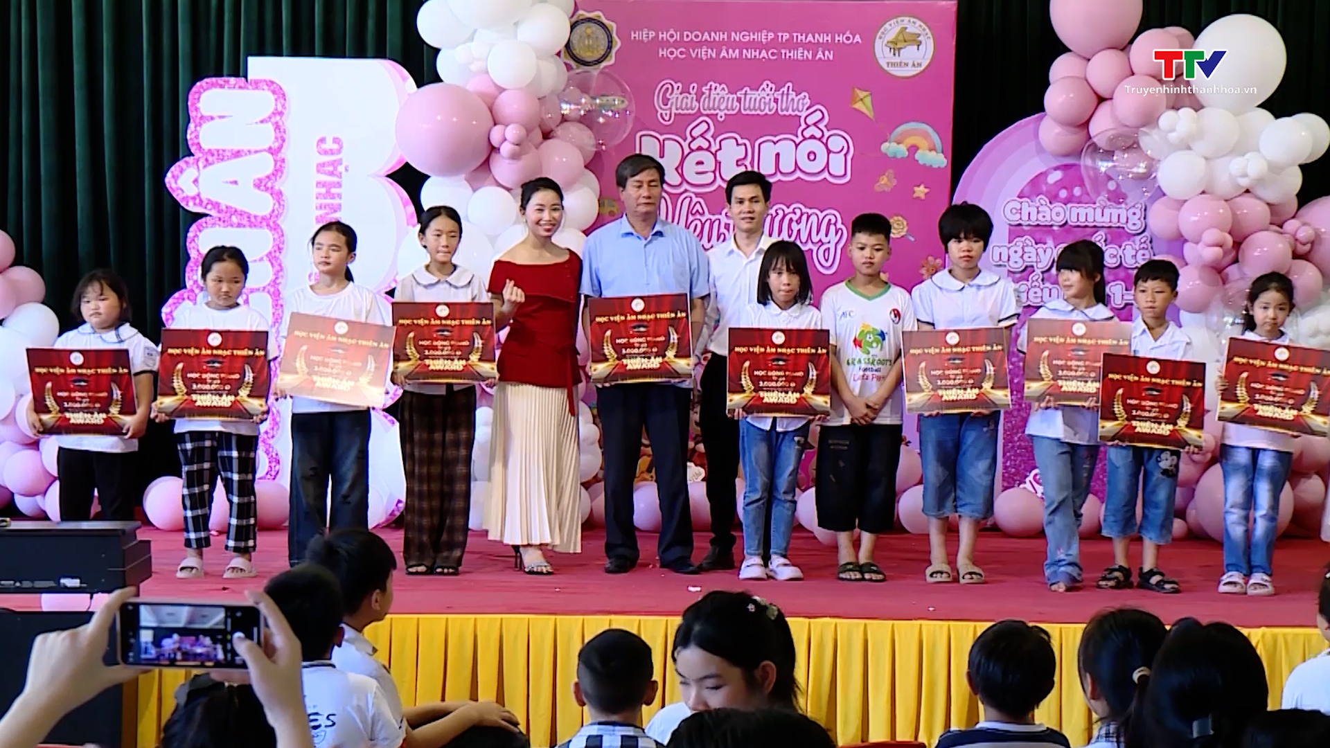 Trao quà cho các em nhỏ tại Làng trẻ em SOS Thanh Hoá- Ảnh 1. Trao quà cho các em nhỏ tại Làng trẻ em SOS Thanh Hoá- Ảnh 1.