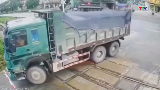 Thanh Hoá: Xe tải phá rào chắn, lao qua đường sắt- Ảnh 1.